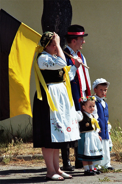 Tradycyjna kaszubska rodzina w strojach ludowych